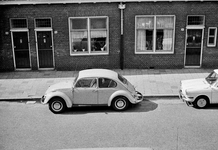 831043 Afbeelding van een in het Ondiep te Utrecht geparkeerde Volkswagen Kever ter hoogte van het huis Ondiep 116.